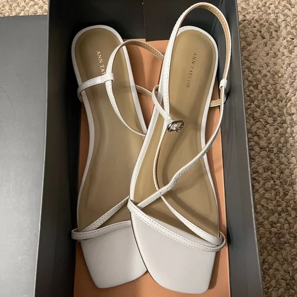 White Ann Taylor sandals - Picture 2 of 4